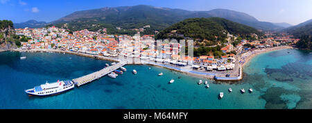 Parga Antenne Panorama von Drone. Altes Dorf und Hafen Panoramablick. Stockfoto