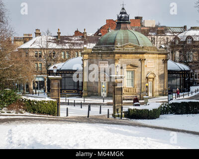 The Royal Pump Room Museum aus einem Verschneiten Tal Gärten in Harrogate, North Yorkshire England Stockfoto