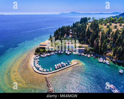Kouloura alten Fischerdorf und dem Strand. Insel Korfu (Kerkyra), Griechenland, Europa. Fischerboote und dem klaren, blauen Wasser. Stockfoto