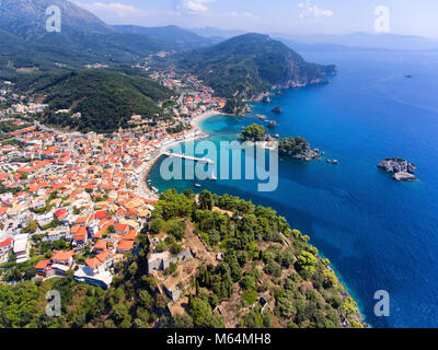 Parga Schloss und die alte Dorf von oben gesehen. Region Epirus, Griechenland. Luftbild. Stockfoto