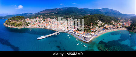 Parga Antenne Panorama von Drone. Altes Dorf und Hafen Panoramablick. Stockfoto