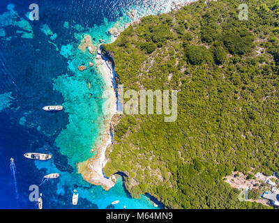 Antipaxos Insel, Griechenland, mit Sandstrand, Yachten im Ätherischen blaue Ionische Insel in der Nähe von Korfu angedockt Stockfoto