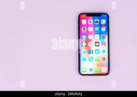 Warschau, Polen - Dezember 02, 2017: neues Iphone X Handy auf rosa Hintergrund mit Kopie Raum Stockfoto