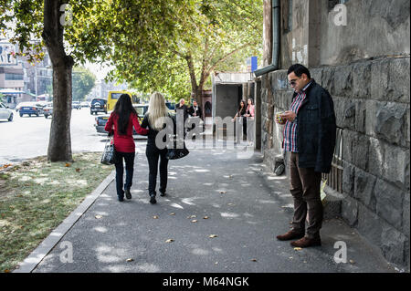 Eine faire und schwarzen Langhaarigen Frau wandern in den Straßen von Eriwan. Stockfoto