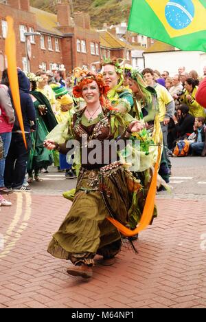 Tänzer nehmen an der Parade durch die Altstadt bei der jährlichen Jack Im Grünen Festival bei Hastings in East Sussex, England am 3. Mai 2010. Stockfoto