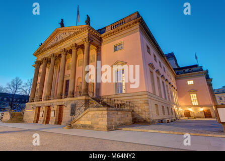 Die Berliner Staatsoper Unter den Linden Boulevard in der Morgendämmerung Stockfoto