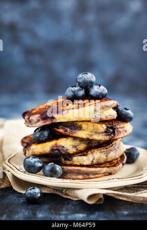 Stapel von frisch zubereiteten Blueberry ricotta Pfannkuchen mit frischen Beeren, Joghurt und Honig zum Frühstück Stockfoto