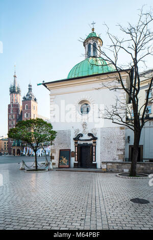 St. Adalbert Kirche mit Saint Mary's Church im Hintergrund, Krakau, Polen Stockfoto