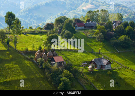 Frühling Landschaft in einem traditionellen siebenbürgischen Weiler auf einem grünen Hügel in Magura Village, Brasov, Rumänien. Stockfoto