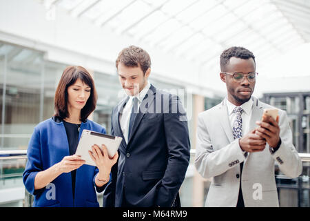 Geschäftsleute mit digitalen Tablet auf Sitzung Stockfoto