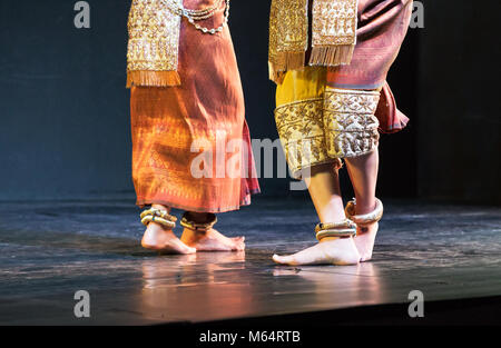 Die Füße der Klassischen Apsara Tänzerinnen tanzen traditionelle Kambodscha, Phnom Penh, Kambodscha, Asien Stockfoto