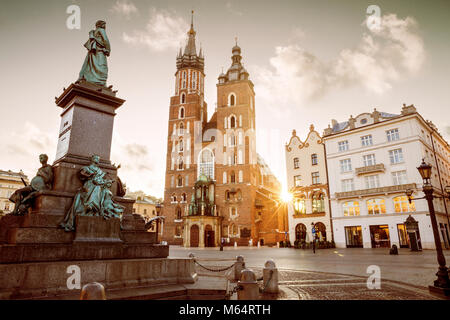 Die Basilika St. Maria und der Adam-mickiewicz-Denkmal auf dem Hauptplatz in Krakau, Polen Stockfoto
