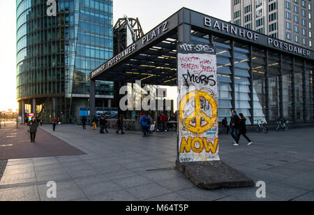 Eingang zum Bahnhof Potsdamer Platz, Deutsche Bahn Gruppe Hauptsitz, Teil der ehemaligen Berliner Mauer, Deutschland Stockfoto