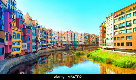 Bunte Häuser am Fluss Onyar in Girona, Katalonien, Spanien Stockfoto