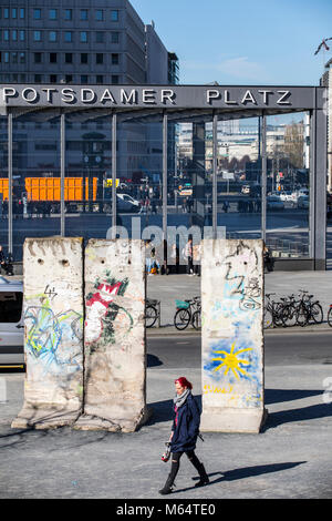 Eingang zum Bahnhof Potsdamer Platz, Berlin, ausgestellten Teile der ehemaligen Berliner Mauer, Deutschland, Stockfoto