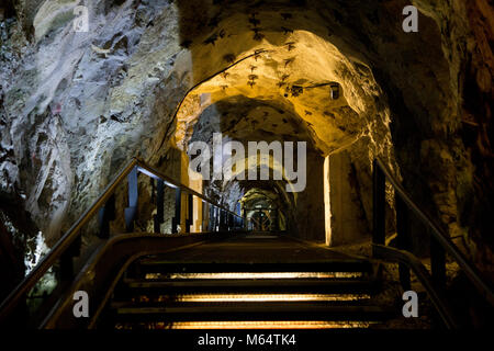 Tunnel unter dem Schlossberg mitten in der Österreichischen Stadt Graz. Der Tunnel ist Teil eines komplexen, die während des Zweiten Weltkrieges 2 bis Sie gebaut wurde Stockfoto