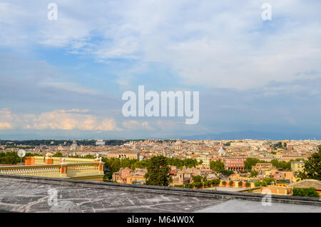 Schöne Aussicht auf die Dächer von Rom in Italien Stockfoto