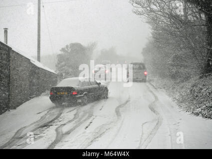 Fahrzeuge, die sich auf einem Hügel auf der A 30 in der Nähe von Land's End in Cornwall klemmt in folgenden schweren Schnee, die Fahrbedingungen erschwert. Stockfoto