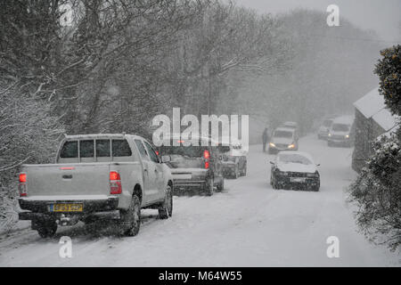 Die Fahrzeuge kommen auf der A 30 in der Nähe von Land's End in Cornwall klemmt in folgenden schweren Schnee, die Fahrbedingungen erschwert. Stockfoto