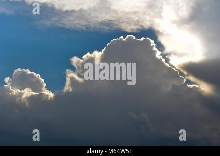 Wolken mit der Sonne hinter Ihnen Stockfoto