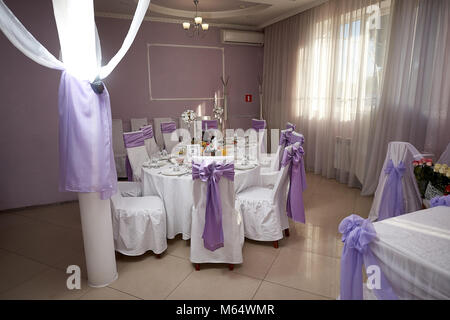 Serviert Tische im Restaurant für die Hochzeitsfeier Stockfoto