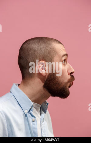 Auf rosa Junge legerer Mann im Studio küssen Isoliert Stockfoto
