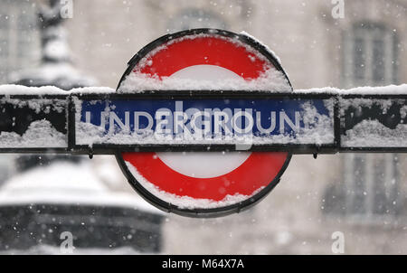 Schnee legt sich auf eine Londoner U-Schild draußen Piccadilly Circus tube station, wie schwere Schnee- und Sub-zero Bedingungen haben verdorben Großbritanniens Straßen, Eisenbahnen und Flughäfen, mit Verspätungen und Annullierungen. Stockfoto