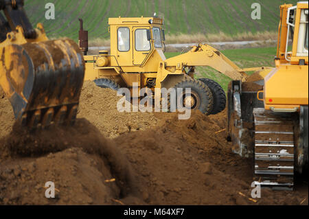 Big Bulldozer und Bagger in Aktion auf der Baustelle Stockfoto