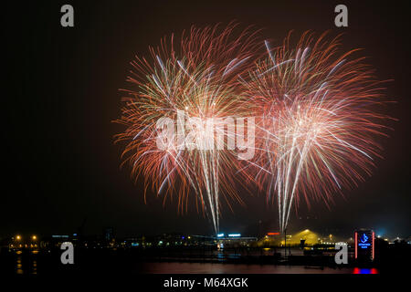 Göteborg, Schweden - 31. Dezember 2017: Silvester Feuerwerk über Wasser Model Release: Nein Property Release: Nein. Stockfoto