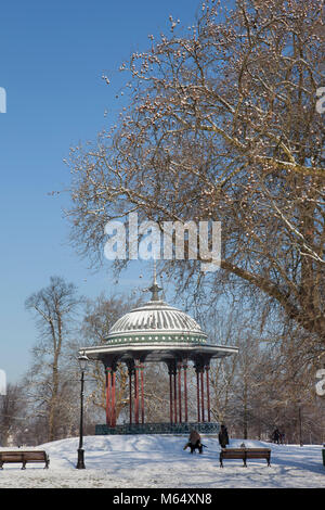 Schnee auf Clapham Common und die Clapham Common Musikpavillon. Stockfoto