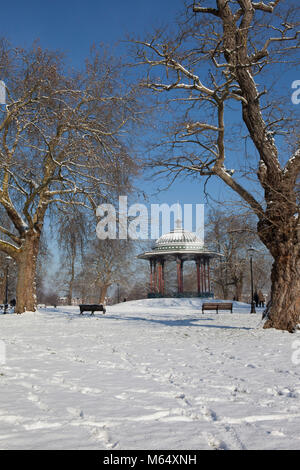 Schnee auf Clapham Common und die Clapham Common Musikpavillon. Stockfoto