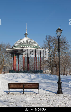 Schnee auf Clapham Common und die Clapham Common Musikpavillon. Stockfoto