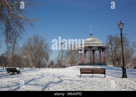 Schnee auf Clapham Common und die Clapham Common Musikpavillon. Stockfoto