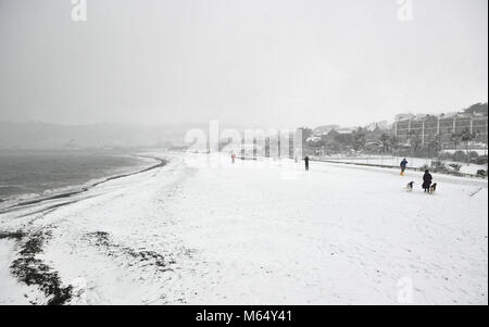 Die verschneite Strand in Penzance, Cornwall, wie Schnee- und Sub-zero Bedingungen haben verdorben Großbritanniens Straßen, Eisenbahnen und Flughäfen, mit Verspätungen und Annullierungen. Stockfoto