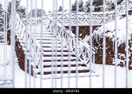 Ein schöner Tag von Schnee in Rom, Italien, 26. Februar 2018: Ein Blick auf die Treppen zum Tempel von Venere und Roma in der Nähe des Kolosseum unter dem Schnee zu gelangen Stockfoto