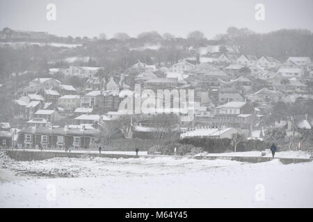 Häuser im Schnee Penzance, Cornwall bedeckt, wie Schnee- und Sub-zero Bedingungen haben verdorben Großbritanniens Straßen, Eisenbahnen und Flughäfen, mit Verspätungen und Annullierungen. Stockfoto