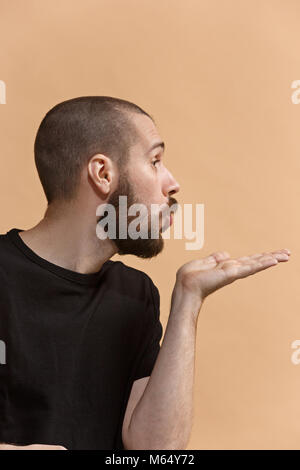 Auf pastell Junge legerer Mann im Studio küssen Isoliert Stockfoto