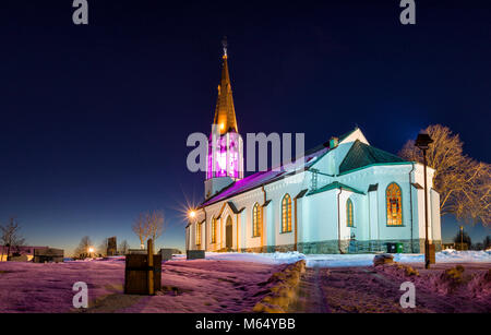 Auch, Schweden - 22. FEBRUAR 2018: Schöne Außenansicht des schwedischen Skallsjö Kirche mit dem Turm bis in den überwiegend violett in der Nacht in Floda, Lerum Gemeinde, Schweden Model Release: Nein Property Release: Nein. Stockfoto