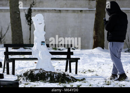 Ein Schneemann sitzt auf einer Parkbank in Dublin, als schweren Schnee mehr Elend für Reisende über Nacht verursacht hat. Bild Datum: Mittwoch, 28. Februar 2018. Siehe PA Geschichte Wetter Schnee. Photo Credit: Brian Gesetzlosen/PA-Kabel Stockfoto