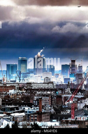 Bild zeigt: Frost offenbart die Hitze plumes Flucht vom Dach der Canary Wharf und anderen großen Bürogebäude heute angesichts von Hampstead Stockfoto