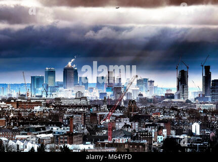 Bild zeigt: Frost offenbart die Hitze plumes Flucht vom Dach der Canary Wharf und anderen großen Bürogebäude heute angesichts von Hampstead Stockfoto