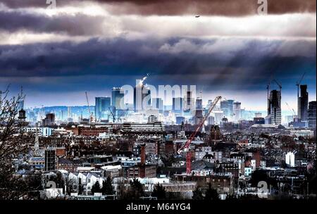 Bild zeigt: Frost offenbart die Hitze plumes Flucht vom Dach der Canary Wharf und anderen großen Bürogebäude heute angesichts von Hampstead Stockfoto