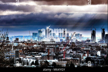 Bild zeigt: Frost offenbart die Hitze plumes Flucht vom Dach der Canary Wharf und anderen großen Bürogebäude heute angesichts von Hampstead Stockfoto