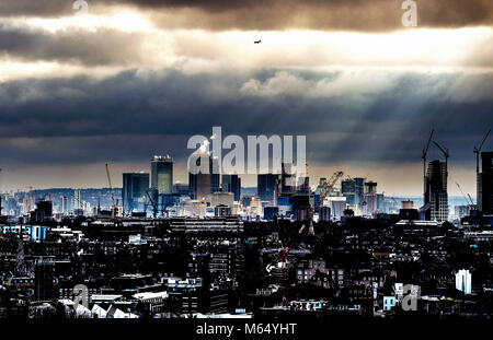 Bild zeigt: Frost offenbart die Hitze plumes Flucht vom Dach der Canary Wharf und anderen großen Bürogebäude heute angesichts von Hampstead Stockfoto