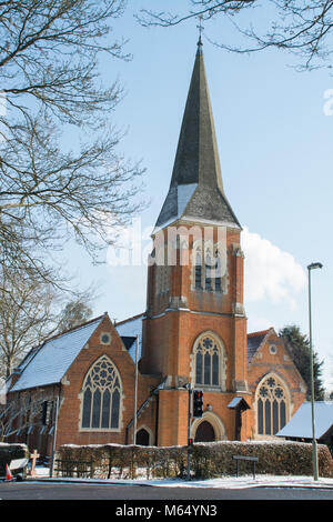 Kirche der Heiligen Dreifaltigkeit in Hawley, Hampshire, UK, im Winter mit Schnee auf dem Dach Stockfoto