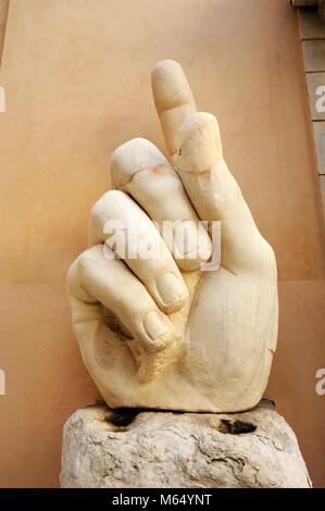 Italien, Rom, Kapitolinische Museen, Musei Capitolini, Palazzo dei Conservatori, Innenhof, kolossale Statue des römischen Kaisers Konstantin (312-315 v. Chr.) Hand Stockfoto