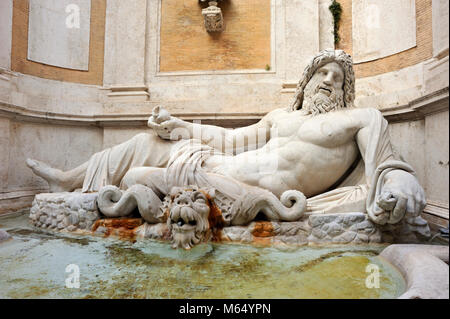 Italien, Rom, Kapitolinische Museen, Musei Capitolini, Palazzo Nuovo, Innenhof, römische Statue von Marforio (Marphurius) und barocker Brunnen Stockfoto