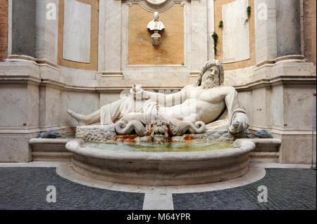 Italien, Rom, Kapitolinische Museen, Musei Capitolini, Palazzo Nuovo, Innenhof, römische Statue von Marforio (Marphurius) und barocker Brunnen Stockfoto