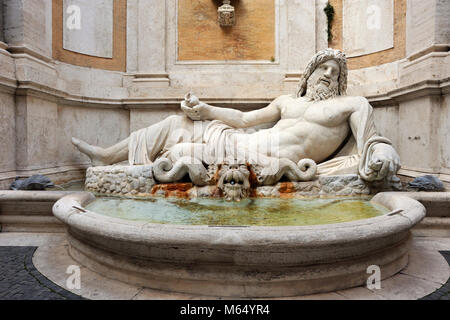 Italien, Rom, Kapitolinische Museen, Musei Capitolini, Palazzo Nuovo, Innenhof, römische Statue von Marforio (Marphurius) und barocker Brunnen Stockfoto