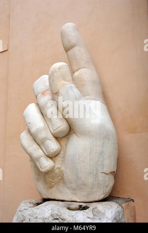 Italien, Rom, Kapitolinische Museen, Musei Capitolini, Palazzo dei Conservatori, Innenhof, kolossale Statue des römischen Kaisers Konstantin (312-315 v. Chr.) Hand Stockfoto